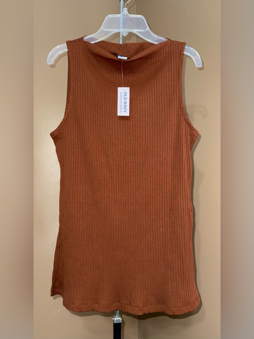 NWT OLD NAVY Women's Ribbed Sleeveless Mock Neck Top in Rust. Size  Small.